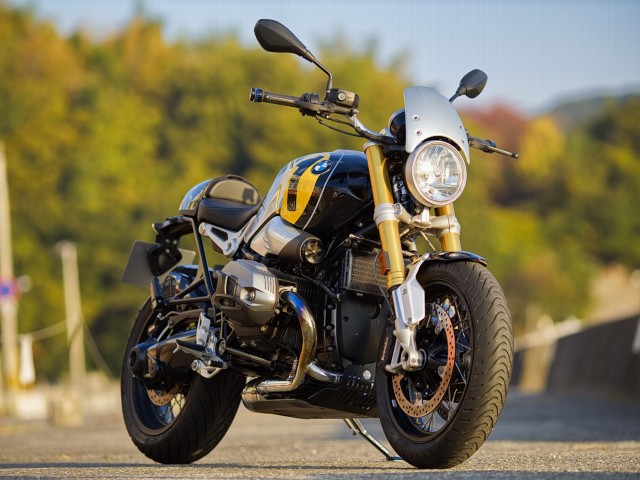 BMWBMWER nineTiQRsj摜2